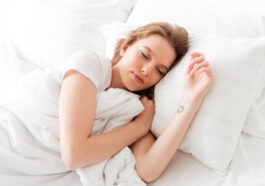wypelnienie do poduszek, śpiąca kobieta na poduszce