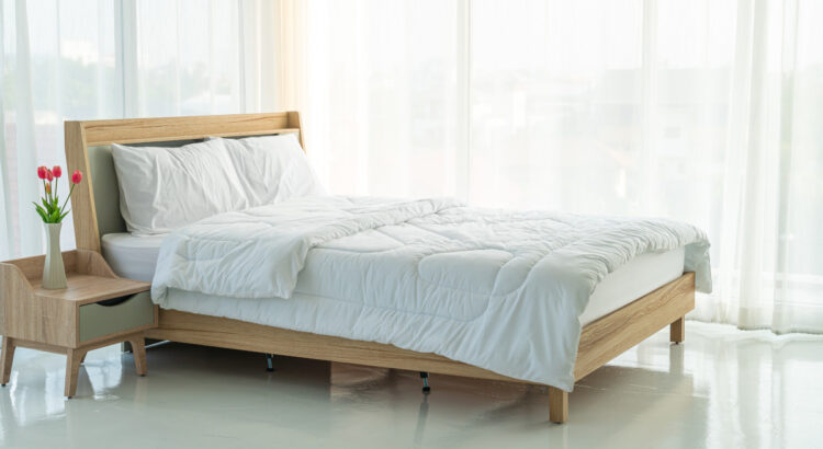 łóżko tapicerowane czy drewniane - aranżacja