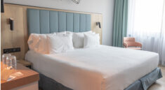 łóżko kontynentalne czy zwykłe - aranżacja sypialni z łóżkiem kontynentalnym