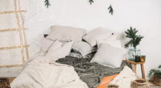Łóżko bez zagłówka - sypialnia z łózkiem i poduszkami