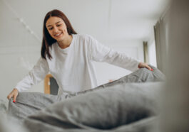 Rozmiar pościeli - kobieta ścieląca łóżko
