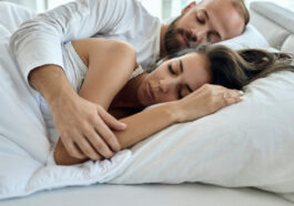 jaki materac do łóżka małżeńskiego - młode małżeństwo śpi na materacu