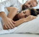 jaki materac do łóżka małżeńskiego - młode małżeństwo śpi na materacu