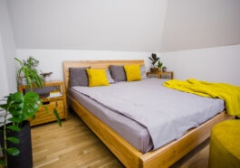 Rodzaje łóżek do sypialni - aranżacja sypialni z drewnianym łóżkiem