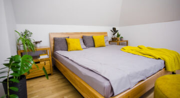 Rodzaje łóżek do sypialni - aranżacja sypialni z drewnianym łóżkiem