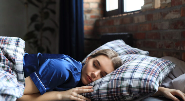 sen polifazowy - kobieta śpiąca na łóżku