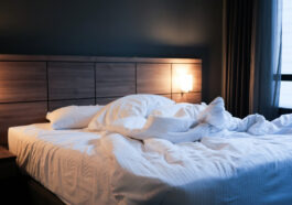 Pranie kołdry - aranżacja sypialni z łóżkiem, kołdrą i poduszkami