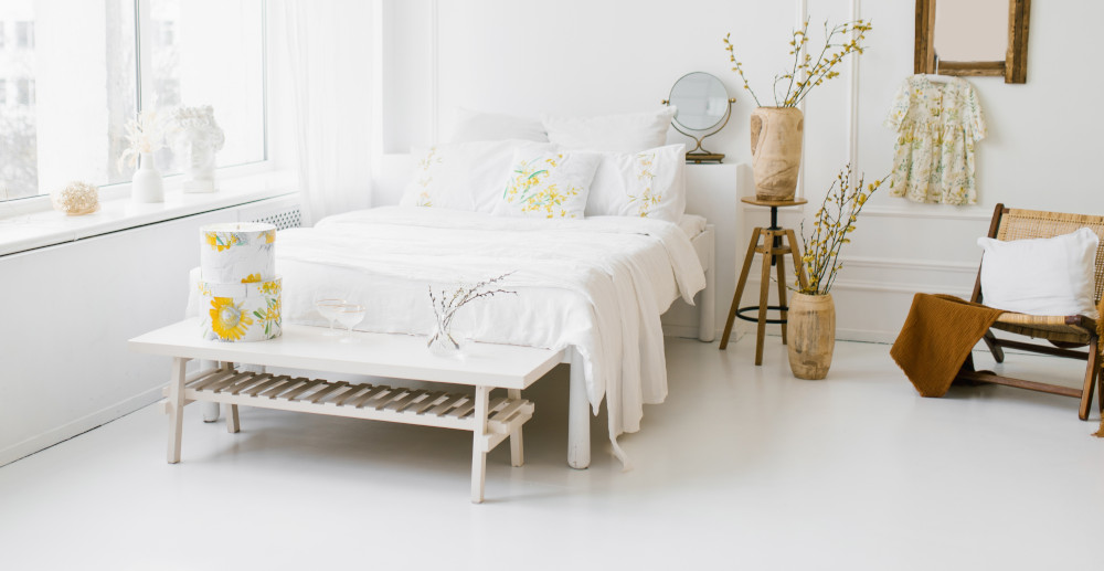 Biała sypialnia - aranżacja sypialni z białymi meblami