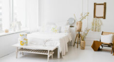 Biała sypialnia - aranżacja białej sypialni z jasnymi meblami
