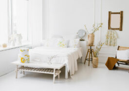 Biała sypialnia - aranżacja białej sypialni z jasnymi meblami
