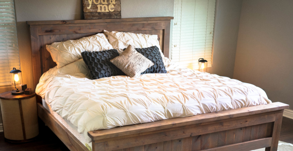 drewno na łóżko - aranżacja sypialni z drewnianym łóżkiem