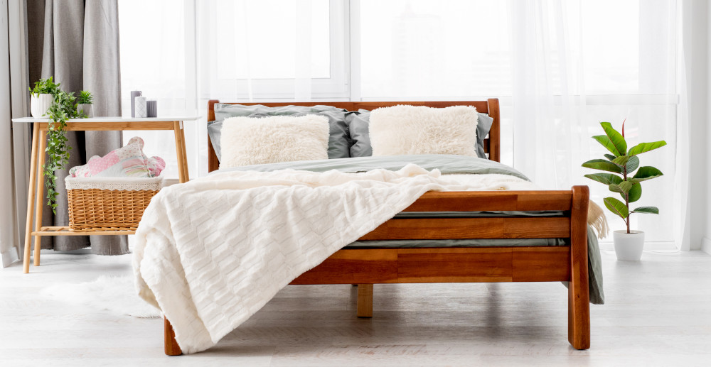 aranżacja sypialni z drewnianym łóżkiem