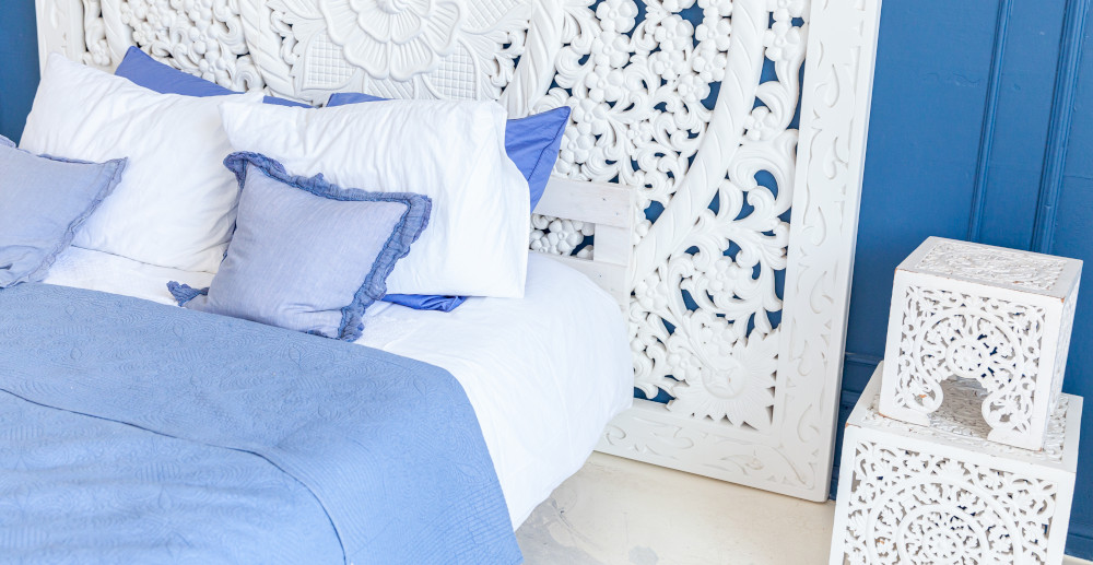 sypialnia w greckim stylu - aranżacja sypialni greckiej w niebieskich kolorach