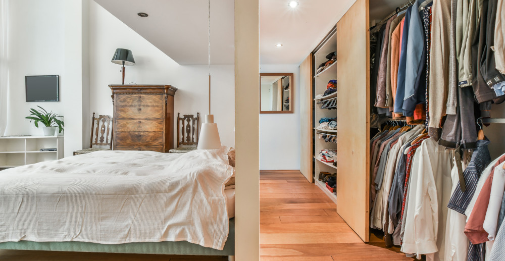 garderoba czy szafa w sypialni - aranżacja sypialni z garderobą za łóżkiem