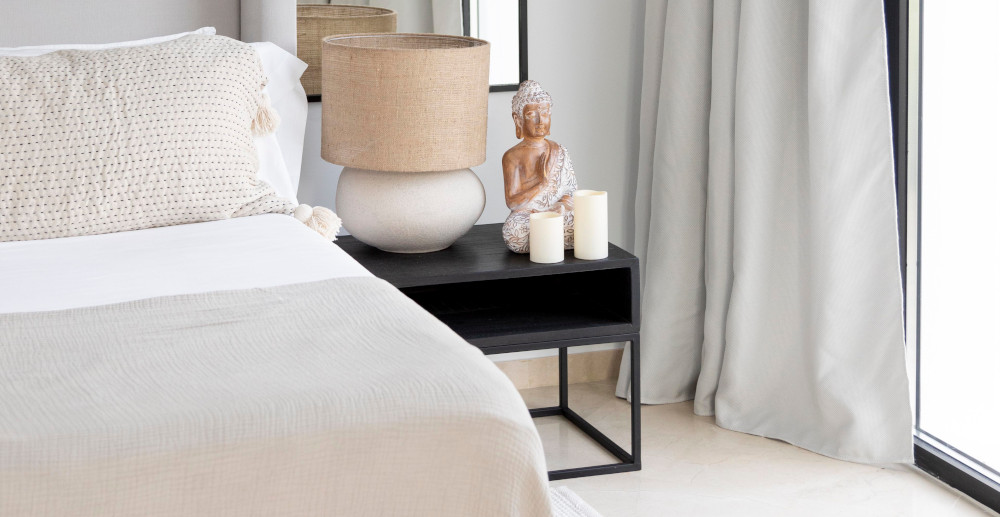 sypialnia czarno biała - aranżacja sypialni w kolorach czerni i bieli