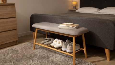 łóżko na nóżkach czy bez - jakie wybrać