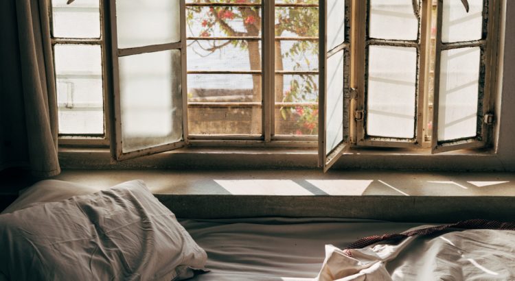 spanie przy otwartym oknie