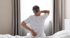 jak spać gdy boli kręgosłup piersiowy