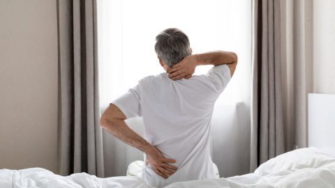 jak spać gdy boli kręgosłup piersiowy