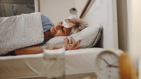 sypialnia dla seniora - aranżacja sypialni dla osoby starszej