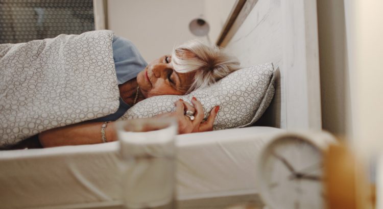 sypialnia dla seniora - aranżacja sypialni dla osoby starszej